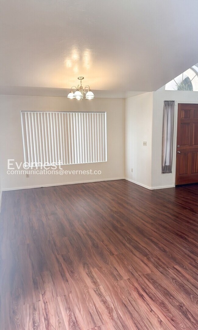 Building Photo - 4 Bed/2 Bath Home with Private Pool & 3-Car Garage / Vouchers Accepted / Available Now!