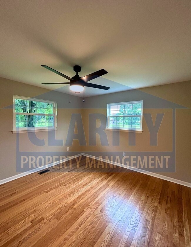 Building Photo - Updated ranch-style home in great neighbor...