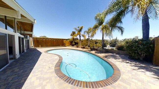 Building Photo - POOL house! BIG rooms! 8 Bedrooms