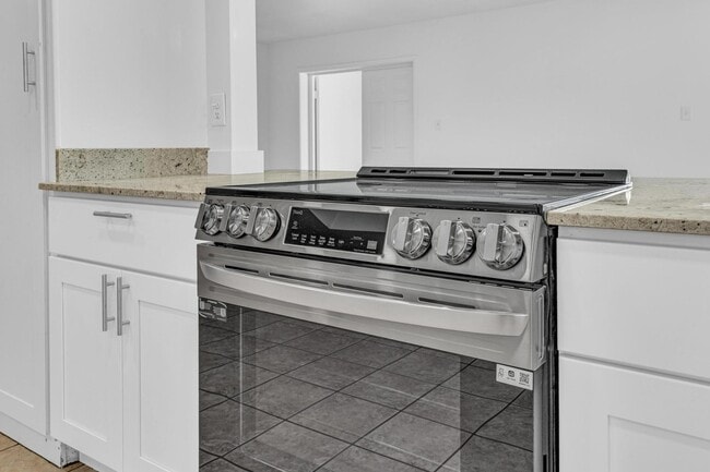 Building Photo - 6 bed/ 3.5 bath