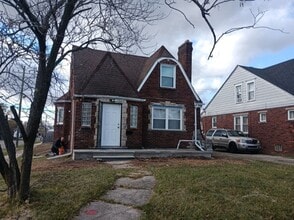 Building Photo - Freshly Renovated 3 Bedroom Bungalow