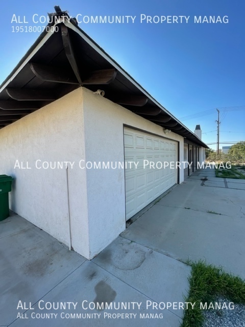 Building Photo - 186 S California Ave