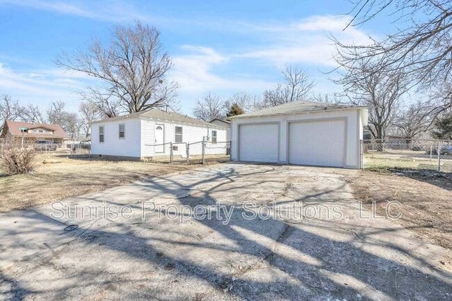 Building Photo - 300 SE 48th St