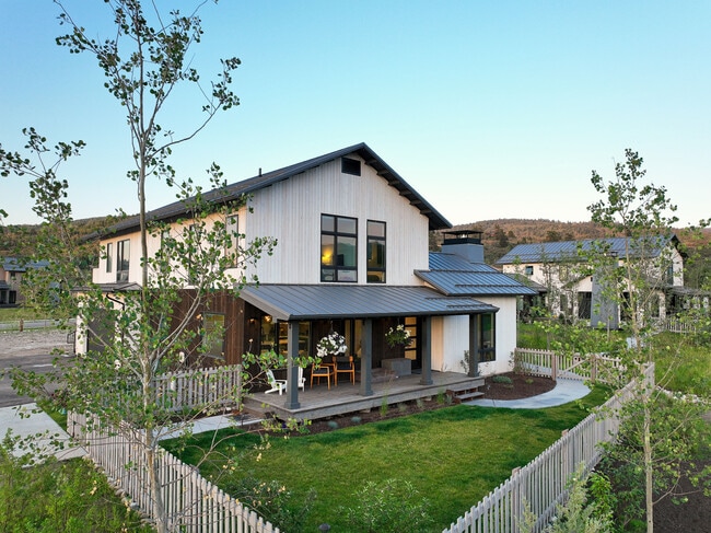 Building Photo - 425 Mail Cabin Dr