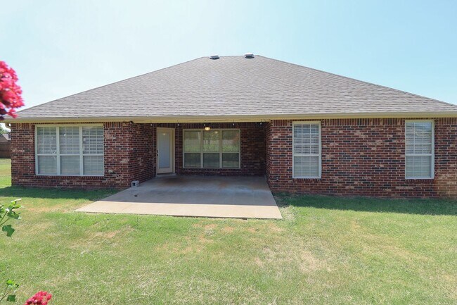 Building Photo - Spacious 4 bedroom 3 bathroom home In Sand Springs