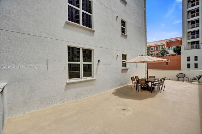 Building Photo - 2030 Douglas Rd