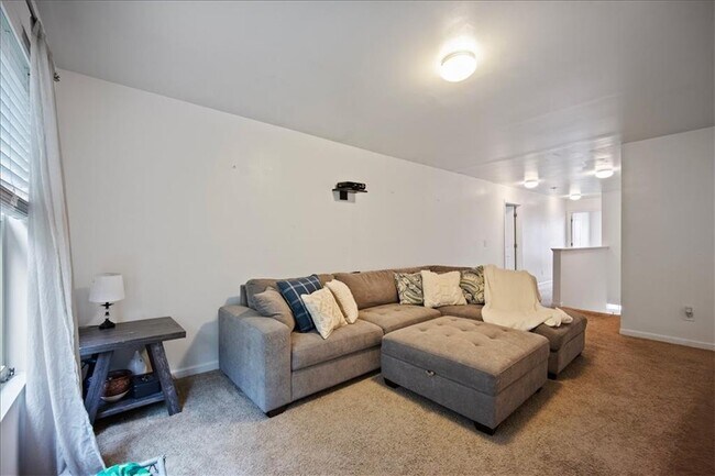 Building Photo - 108 Aviary Ln