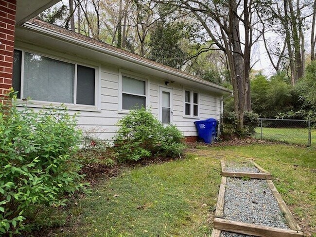 Building Photo - 305 Brookside Dr