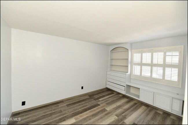 Building Photo - 5900 Mira Hermosa Dr
