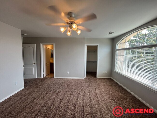 Building Photo - Stunning 5 Bedroom In Gated Community!