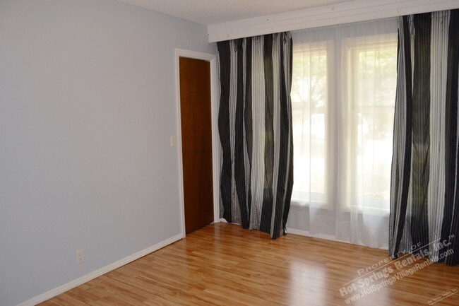 Building Photo - West Gate Area | Townhome | Unfurnished