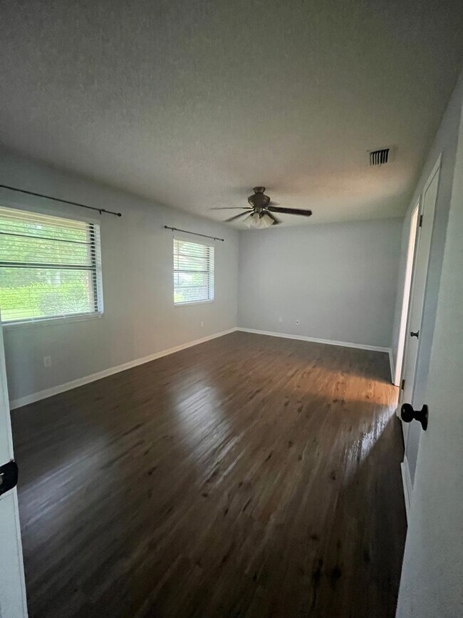 Building Photo - Super Cute 3bd 2bath! FENCED IN YARD !