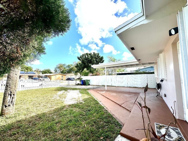 Building Photo - 525 NW 15th Terrace