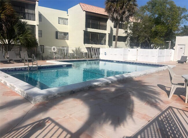 Building Photo - 303 Racquet Club Rd