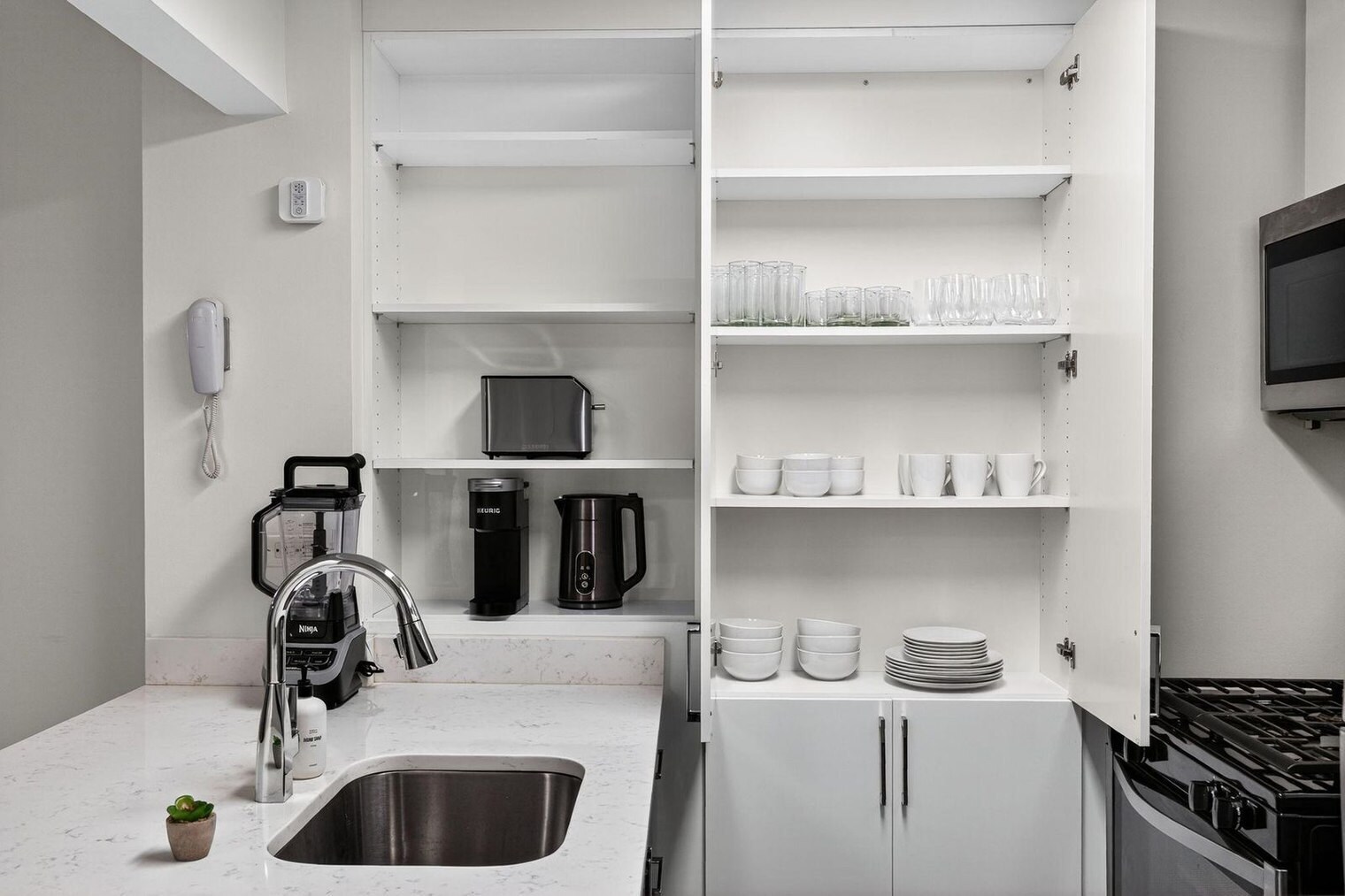 Building Photo - 10 Hanover Square