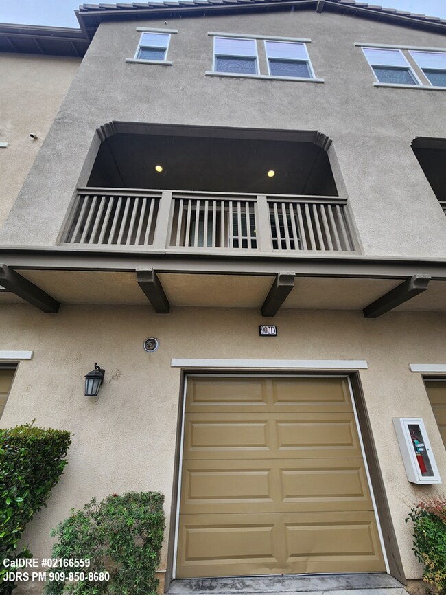 Building Photo - Azusa 2 bedroom Townhome