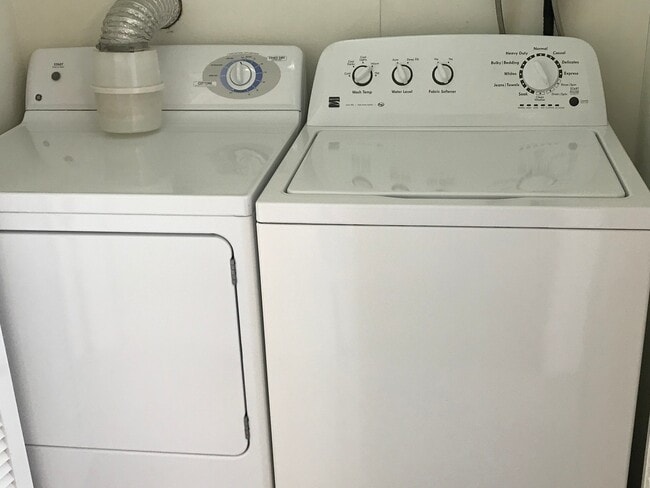 Building Photo - Waikiki! Marina Towers-Large, 2 Bdrm., 1.5 bath, cov'd pkg./washer/dryer in apt.