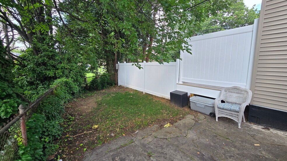 Building Photo - 484 Shurs Ln