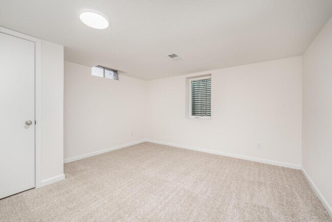 Building Photo - 1302 N Murray St