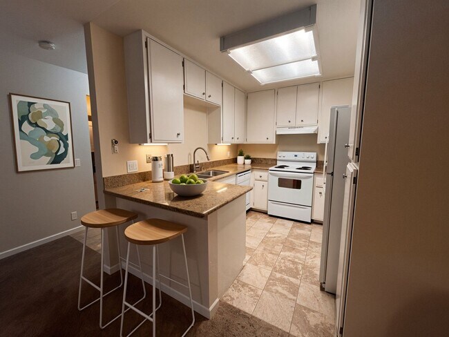 Building Photo - Large Mission Valley Condo