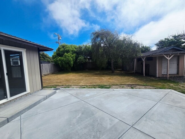 Building Photo - Single Family Home in Mckinleyville!