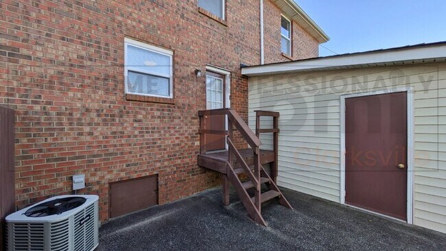 Building Photo - 1531 E Knollwood Cir
