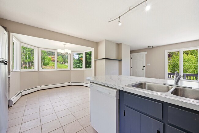 Building Photo - 836 Sleepy Hollow Dr