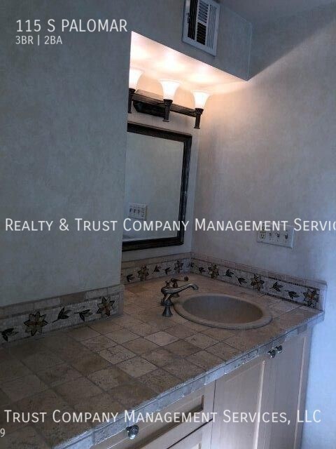 Building Photo - 115 S Palomar Dr