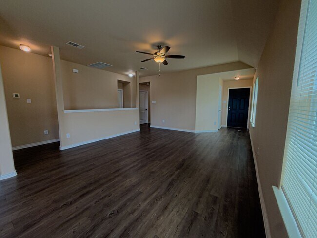 Building Photo - Pleasant 3 Bed / 2 Bath Home AVAILABLE NOW to rent in Ennis, TX