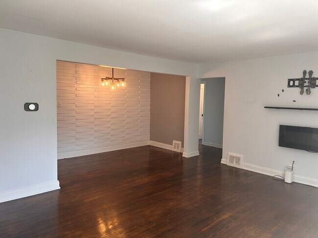 Building Photo - 10518 S Artesian Ave