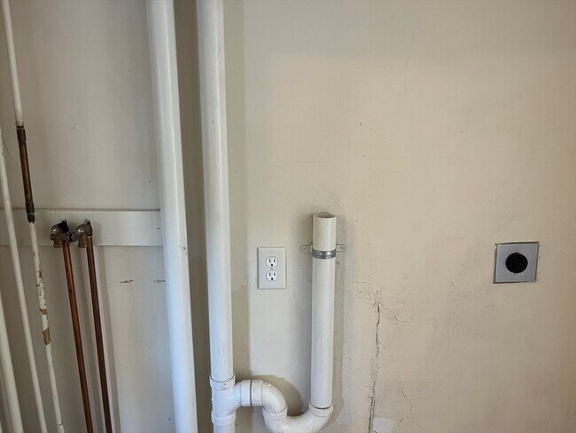 Building Photo - 49 Katherine Rd