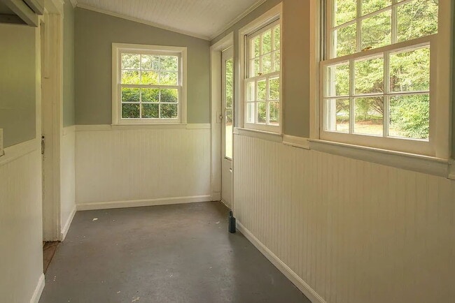 Building Photo - 1 bedroom, 1 full bath near downtown Walhalla