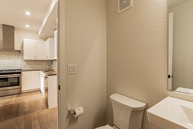 Building Photo - Newer Build 2 Bedroom, 4 Bathroom Jefferson Park Townhome