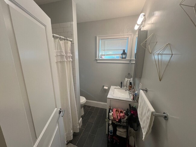 Building Photo - Very nice 3 bed 2 bath in Somerville... Don't miss out!