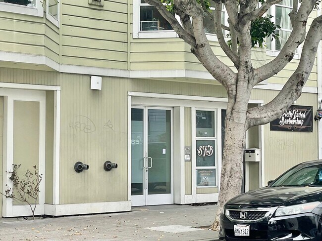 Building Photo - Sun Drenched Mission Loft! Top floor/Penthouse unit! 1BD/2BA! 1,202 SqFt! Parking! Laundry! Stora...