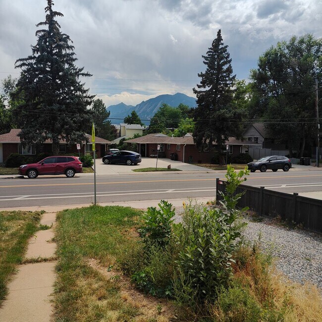 Building Photo - 2 Bedroom in North Boulder Triplex