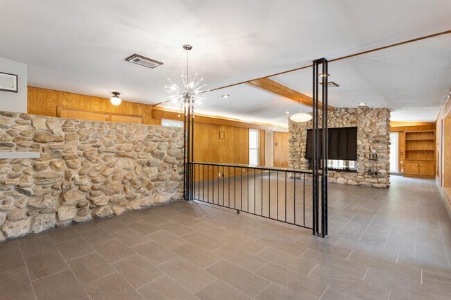 Building Photo - 9106 Bonhomme Rd