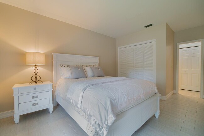 Building Photo - 11355 Pond View Dr