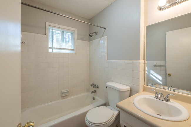 Building Photo - "Charming 3-Bedroom Retreat with 2 Full Ba...