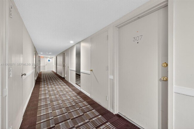 Building Photo - 1050 SE 15th St