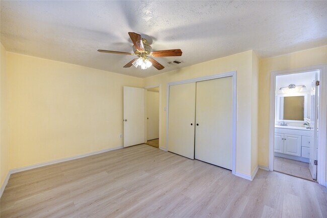 Building Photo - 6227 S Pinesap Dr