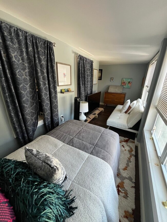 Building Photo - Fully Furnished Single Family House for Re...
