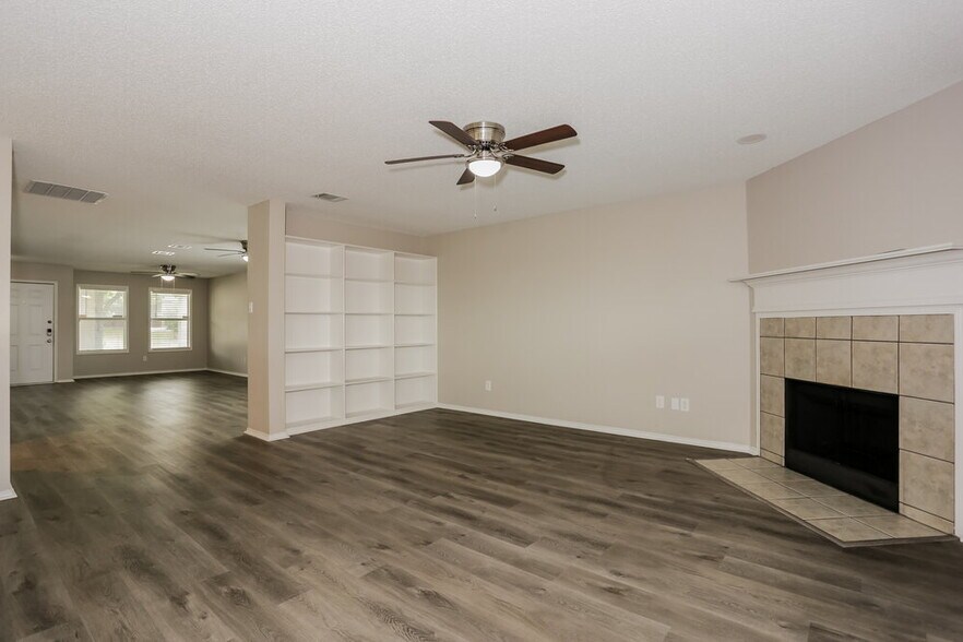 Building Photo - 10044 Legacy Dr