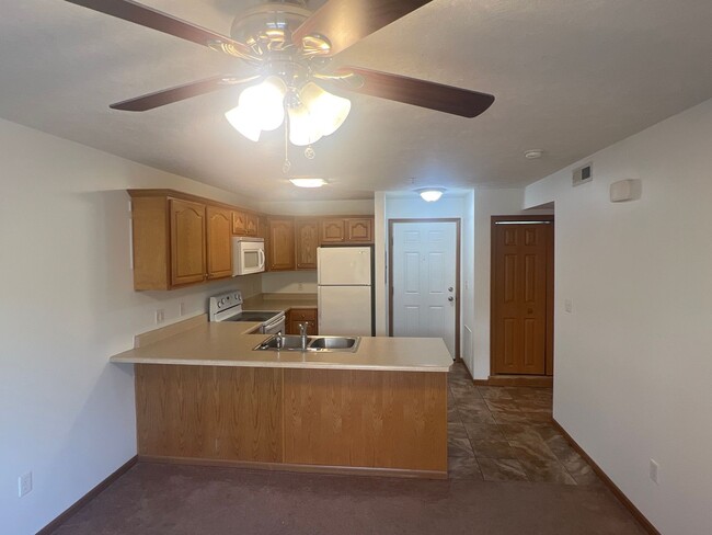 Building Photo - Newly Available - 1 Bedroom Condo- Availab...