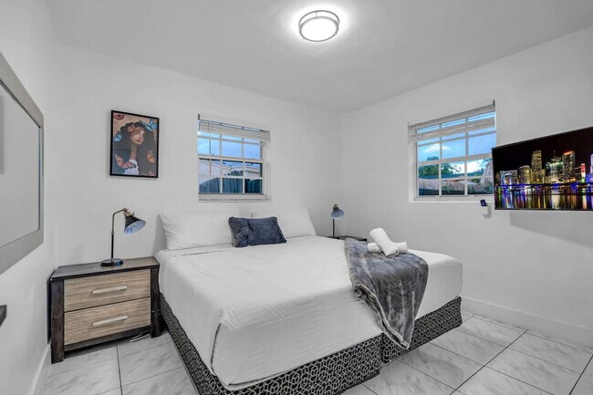 Building Photo - 18715 NW 10th Ct