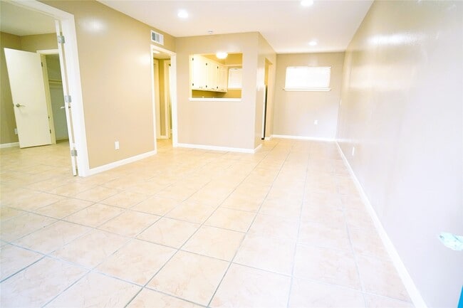 Building Photo - 2414 Mimosa Dr