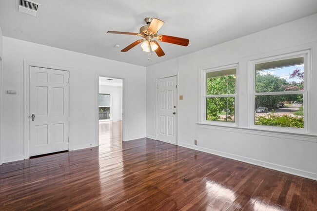 Building Photo - Historic Charm in Hillsboro!