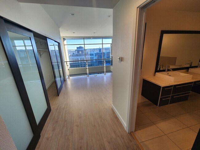 Building Photo - Exceptional Two Level 3 bedroom Condo in upscale Luxe Lofts