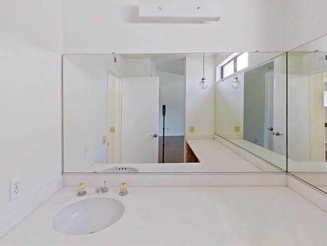 Building Photo - Lakeview Townhouse - 2 Bed / 1 ½ Bath