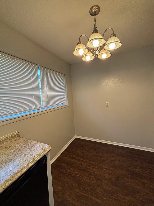 Building Photo - 1220 Twin Lakes Dr